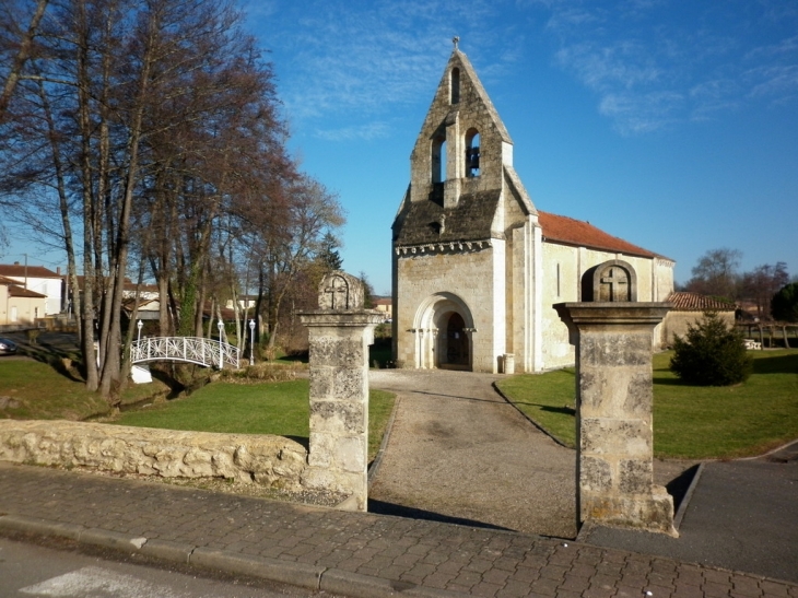 L'église romane XIIIème au bord du ruisseau de Saint Pierre et ses rives aménagées. - Arbis