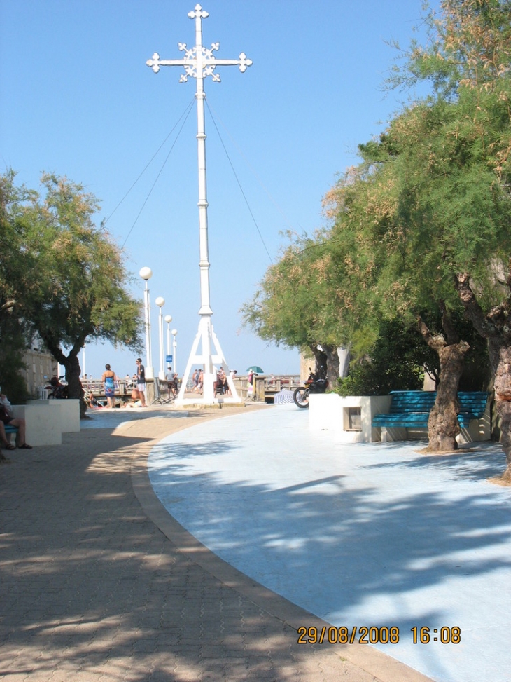 La  Croix  sur la route de la jetée - Arcachon