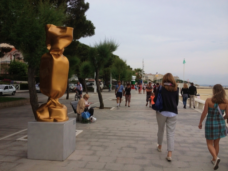 Promenade sur le front de mer. - Arcachon