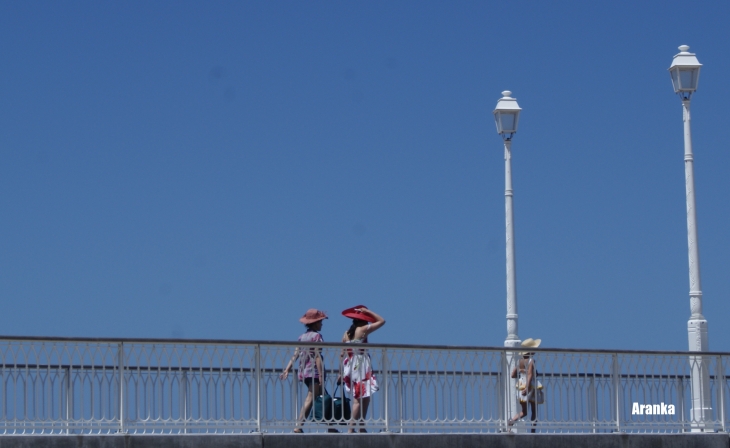 Filles au chapeau - Arcachon