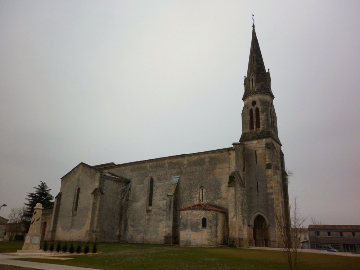 L'église Saint Germain d'origine romane et reconstruite au XIXème. - Arsac