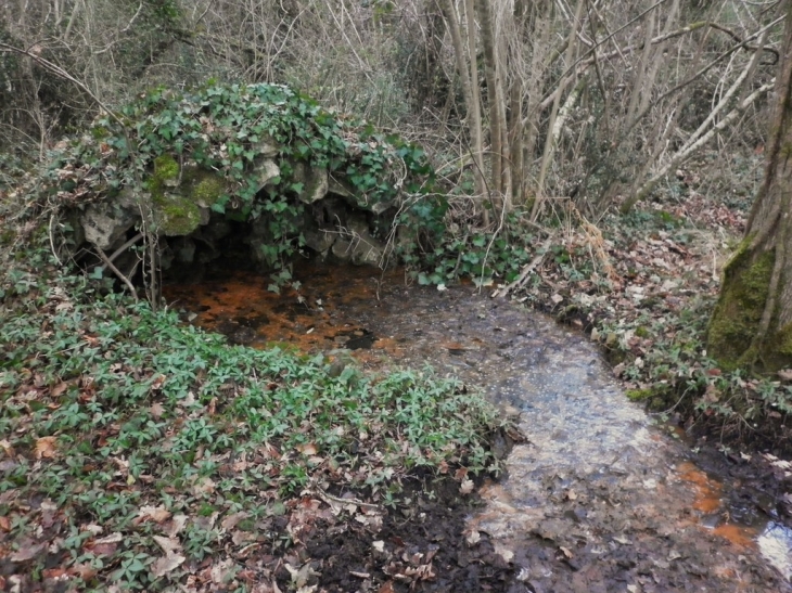 La fontaine rouilleuse à la Chapelle de Birac. - Arsac