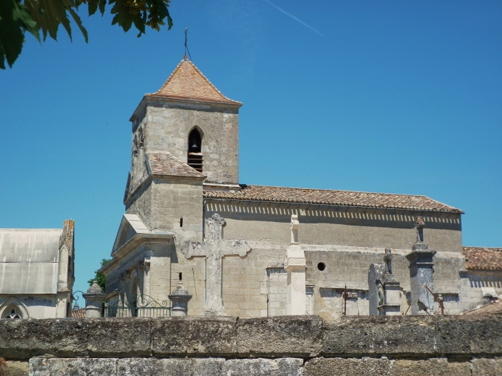 L'église romane reconstruite au 18ème. - Asques