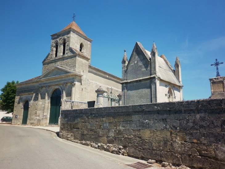 L'église romane reconstruite au 18ème. - Asques