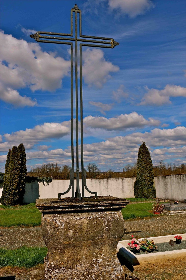 Dans le cimetière - Bagas