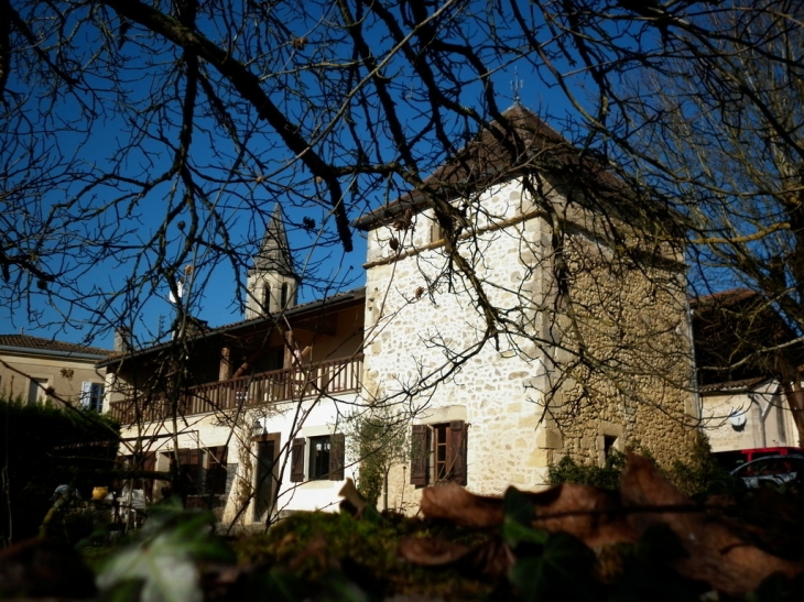 Maison ancienne dans le bourg. - Baigneaux