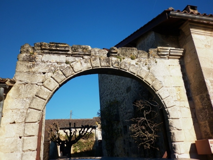 Arche d'une ancienne porte cochère. - Baigneaux