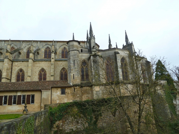 La Cathédrale - Chevet vue de côté - Bazas