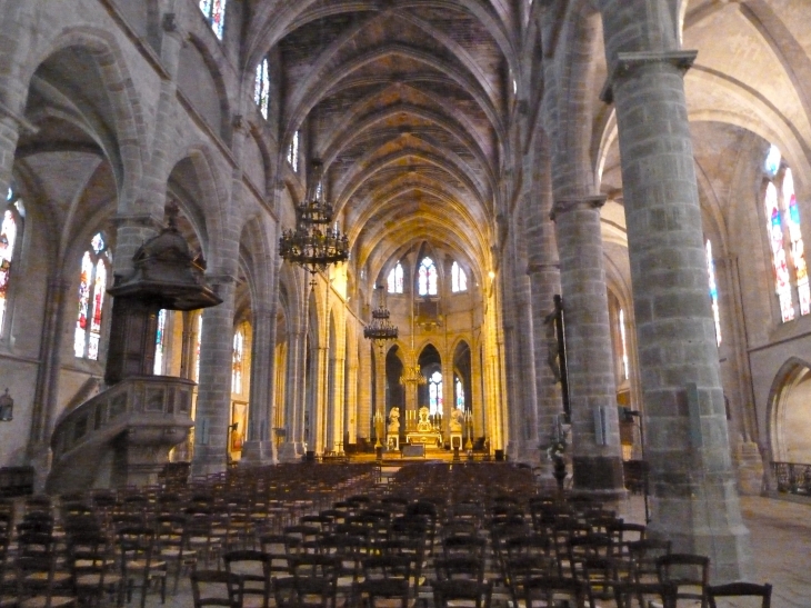 L'intérieur de la Cathédrale séduit par ses proportions harmonieuses. - Bazas