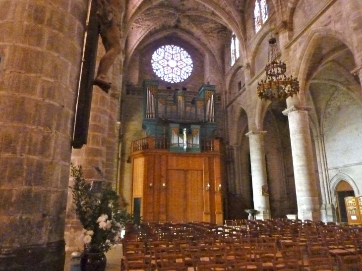 Au fond, on remarque l'Orgue et une belle rosace, aux couleurs chatoyantes - Bazas