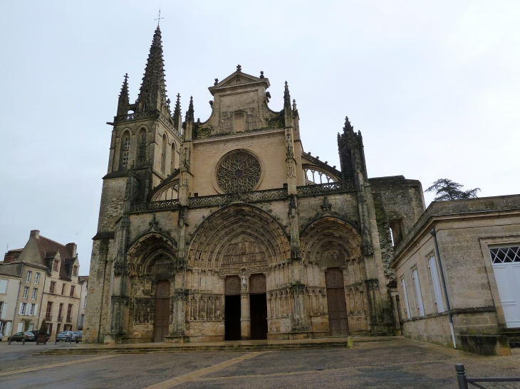 Cathédrale Saint Jean Baptiste des XIII° et XIV°. Elle fut construite sur le modèle des grandes cathédrales gothiques du nord de la France. - Bazas