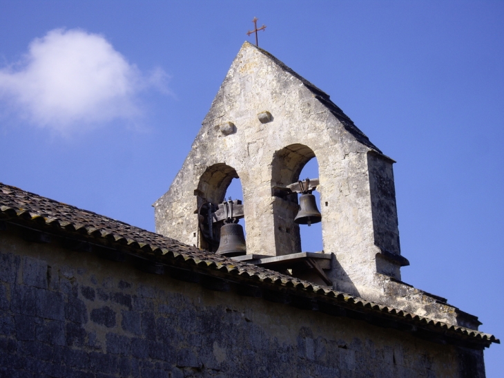 Le clocher-mur à 2 arcades, la petite cloche date de 1554 (C) et la plus grande de 1876. - Bellebat