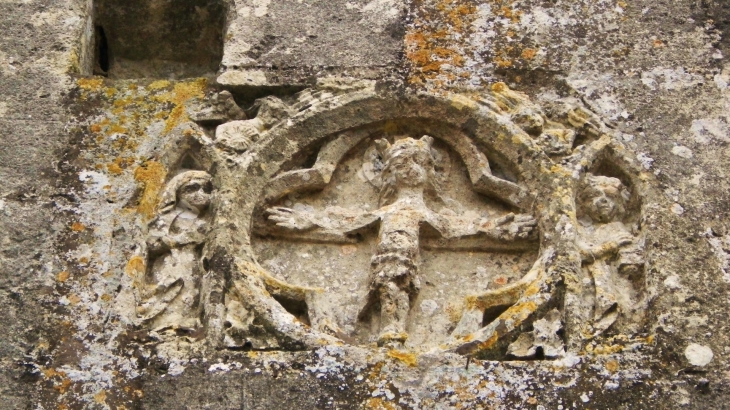 Bas-relief au dessus du portail de l'église représentant la crucifixion (XIVème). - Bellebat