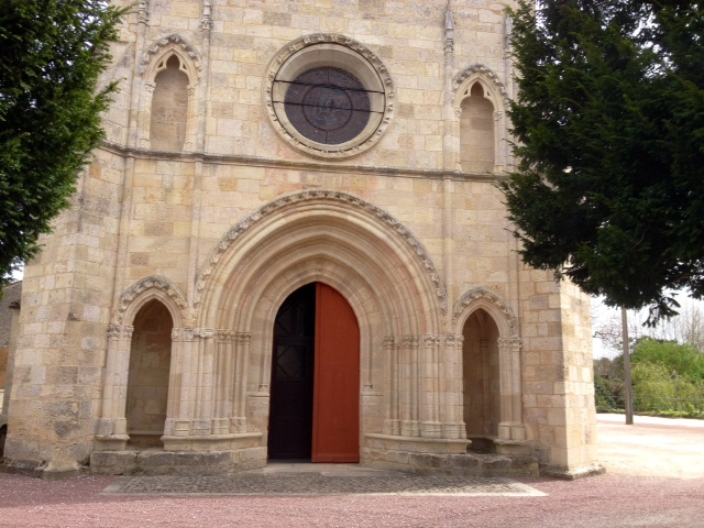 Portail de l'église encadré par deux  - Berson