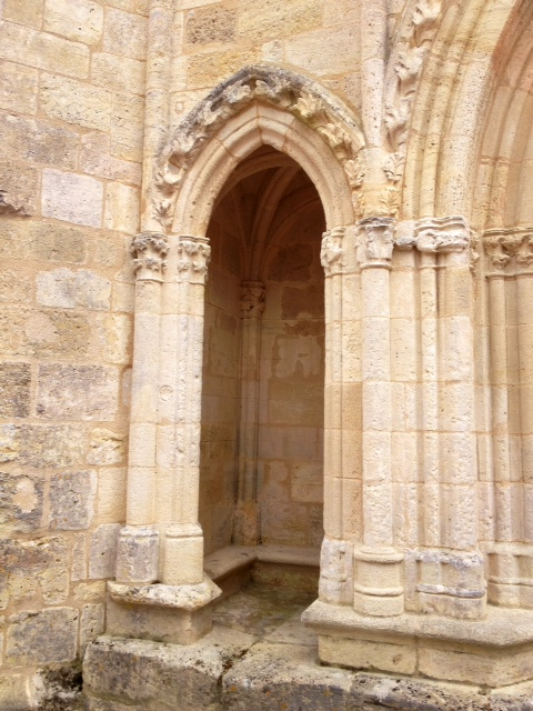 Une des guérites de l'église et son banc de pierre. - Berson