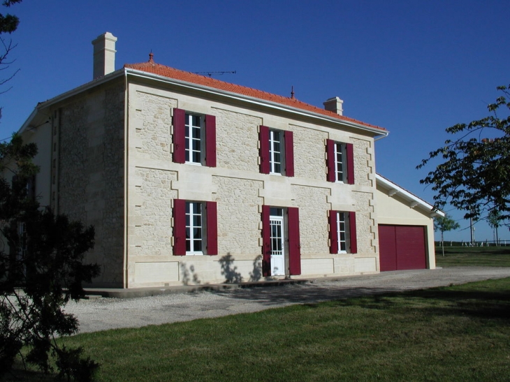 Vue de la propriété Château Haut-Cazevert - Blasimon