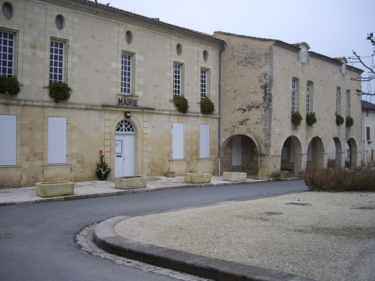 La mairie et une partie des couverts abritant le musée archéologique. - Blasimon