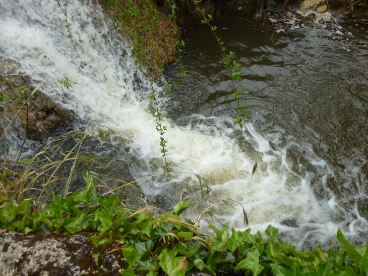 Chute d'eau arrivant au mouli, eau très pure - Blasimon