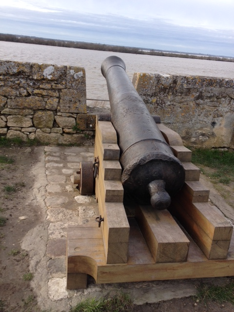 Canon de la citadelle pointé vers l'estuaire de la Gironde. - Blaye