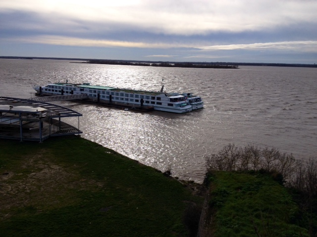 Le Princesse d'Aquitaine et le Cyrano de Bergerac, deux paquebots fluviaux amarrés au ponton de Blaye.