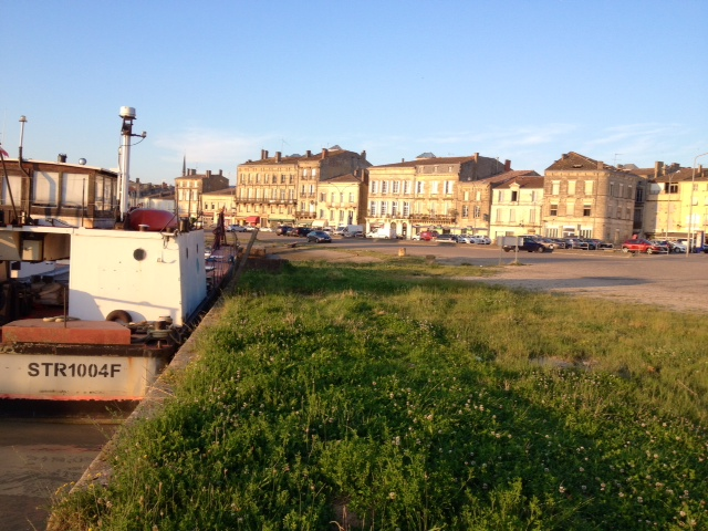 Le petit port à marée basse. - Blaye