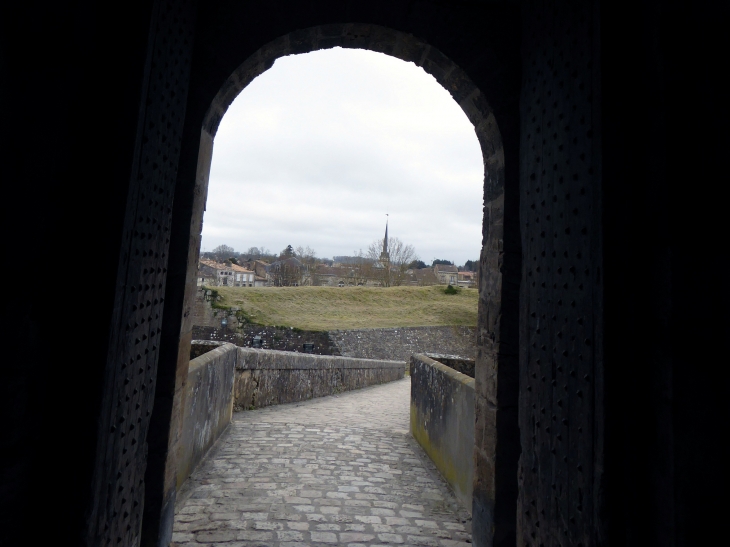 La ville aperçue de la citadelle - Blaye