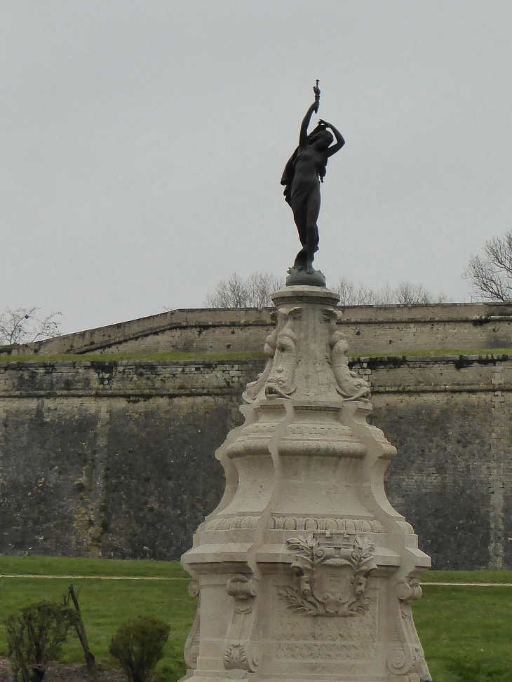 Le monument devant la citadelle - Blaye