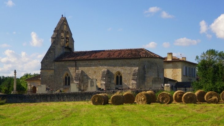 L'église du temple de style roman 15/16ème. - Blésignac