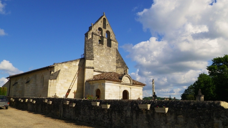 L'église du temple de style roman 15/16ème. - Blésignac