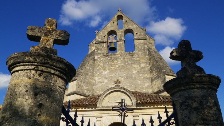 Le clocher-mur de l'église à 3 baies campanaires. - Blésignac