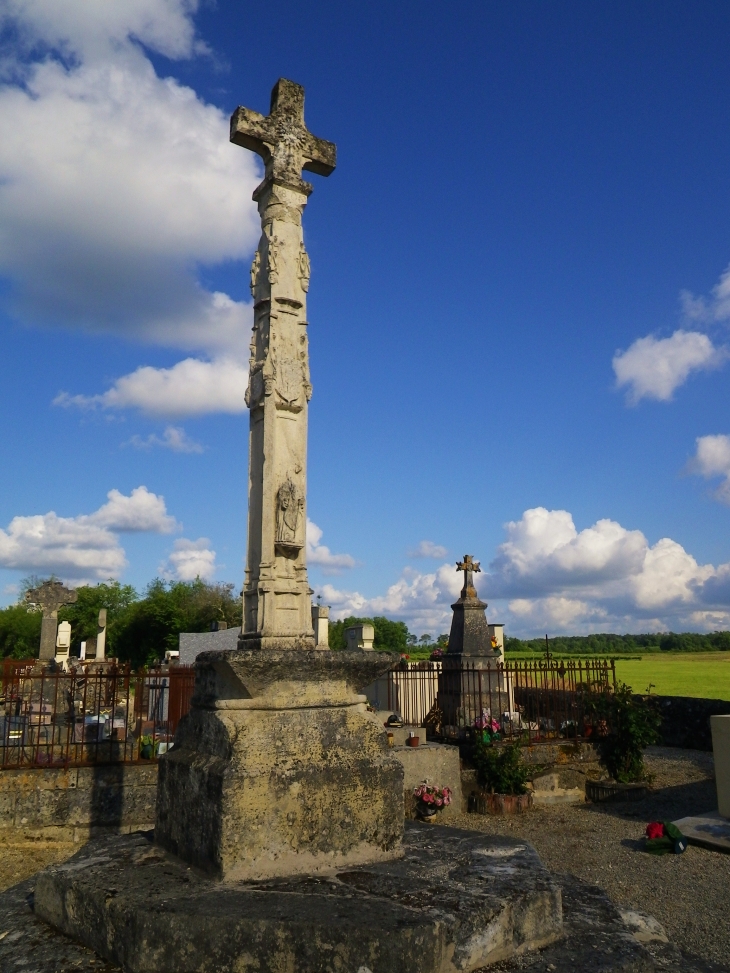 La croix gothique du cimetière (MH). - Blésignac