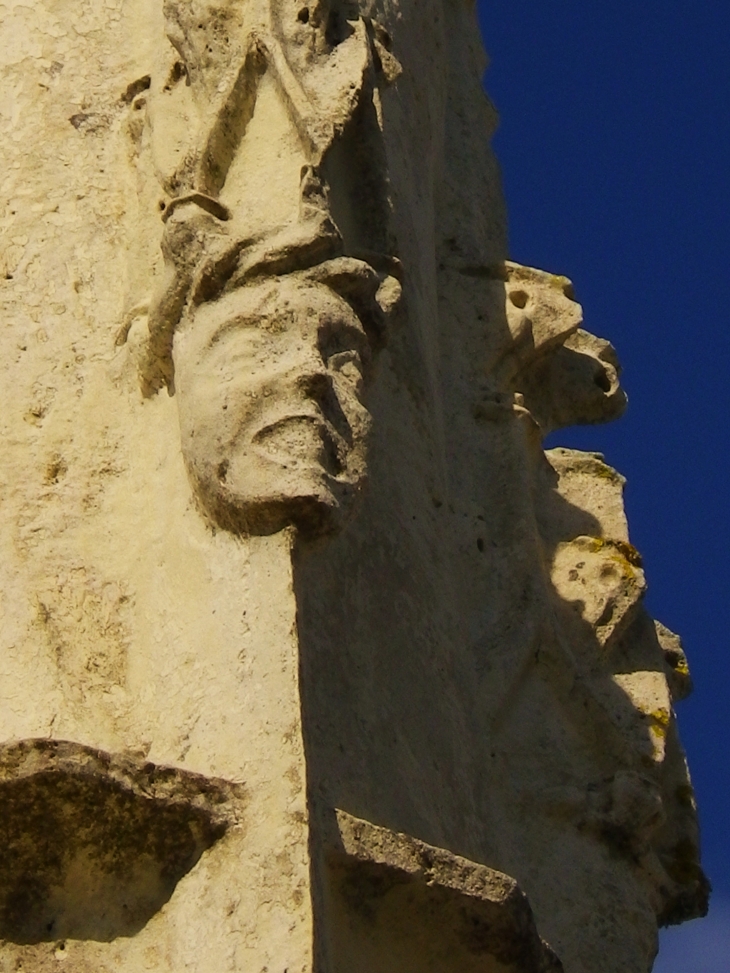 Décor sculpté de la croix gothique. - Blésignac