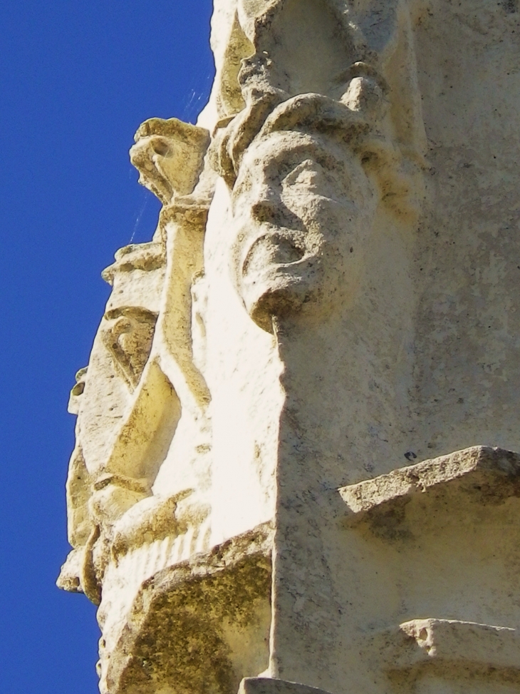 Décor sculpté de la croix gothique. - Blésignac