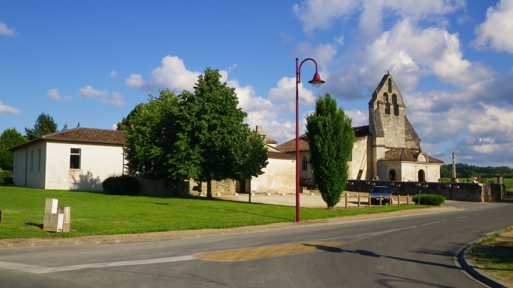 La mairie et l'église. - Blésignac