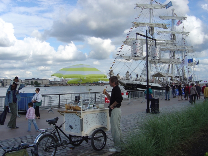 Le Belem à quai , le pont de pierre - Bordeaux