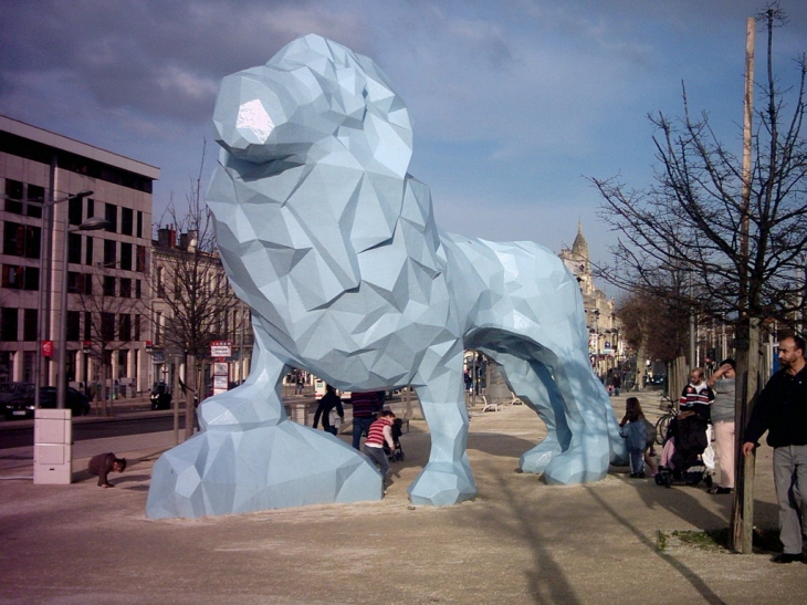 Le lion bleu de la place Stalingrad à La Bastide. - Bordeaux