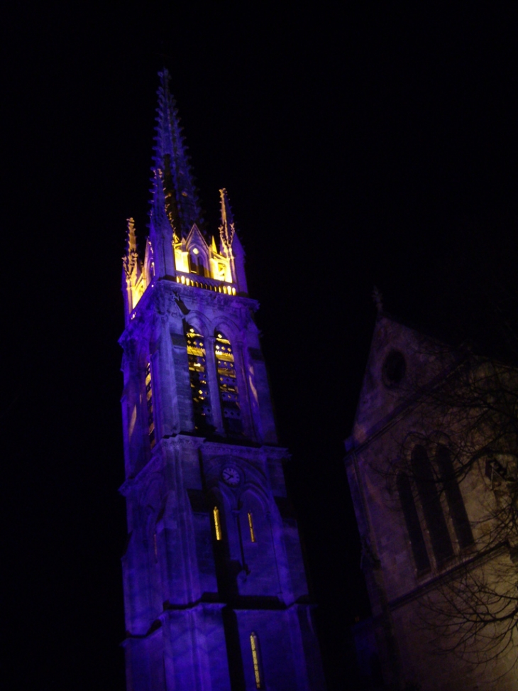 Le clocher de l'église St Amand éclairé en bleu. - Bordeaux