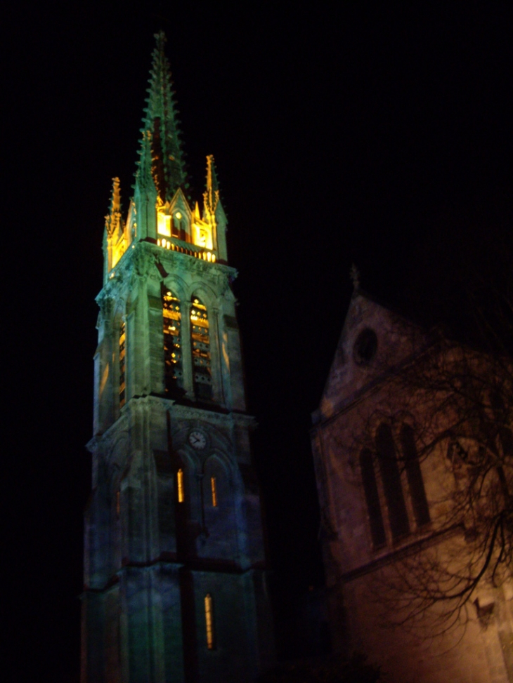 Le clocher de l'église St Amand éclairé en vert. - Bordeaux