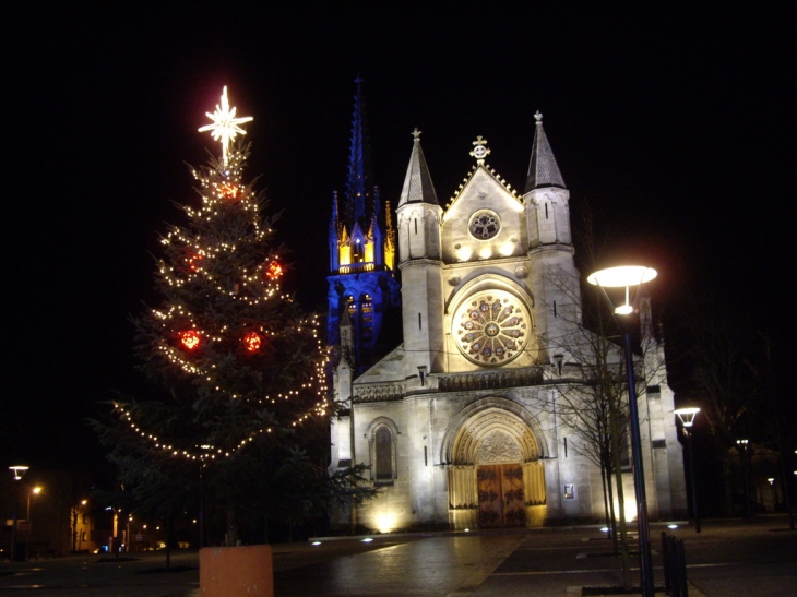 Illuminations de Noël place des Martyrs de la résistance à Caudéran. - Bordeaux