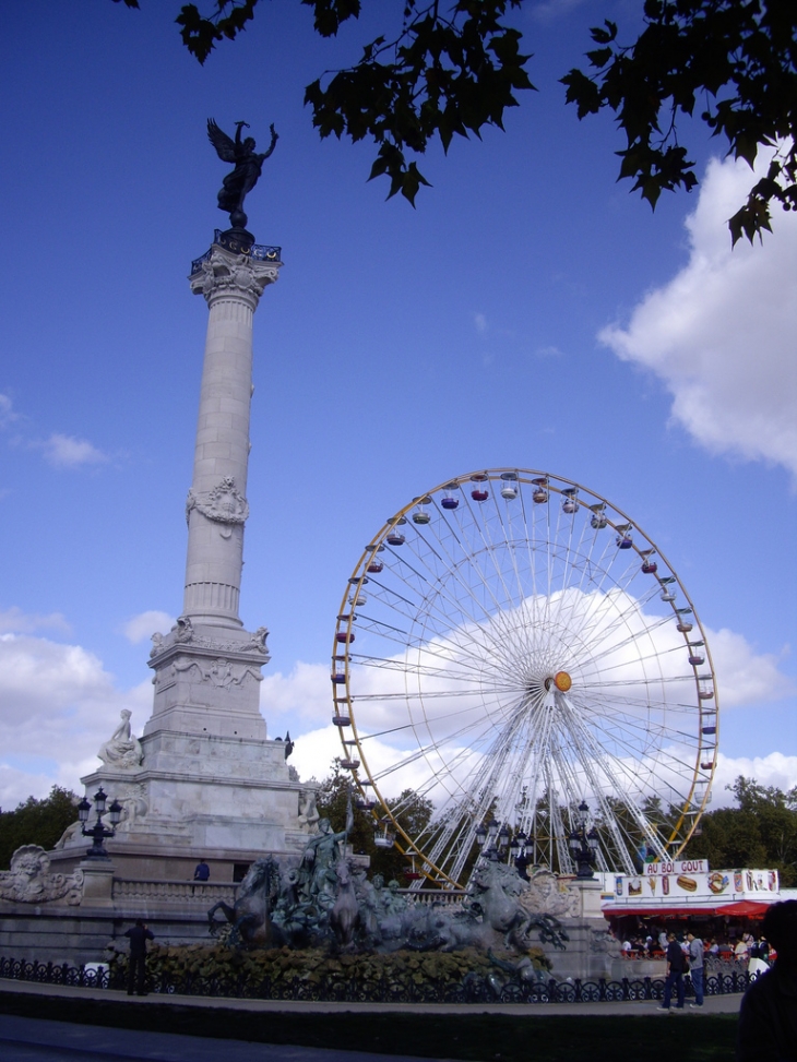 La grande roue à la foire aux plaisirs sur la place des Quiconces. - Bordeaux