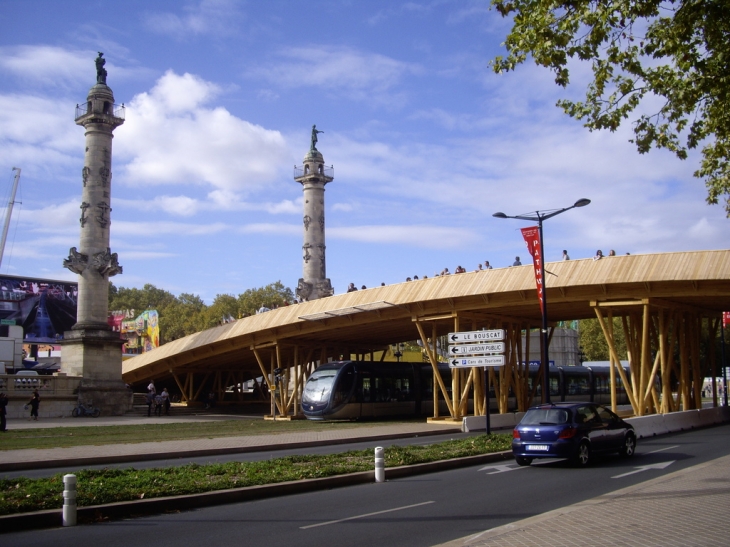 La passerelle Kawamata construite en pins des Landes abattus lors de la tempête Klaus en Janvier 2009. - Bordeaux