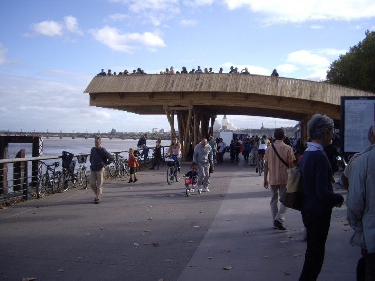 Le belvédère de la passerelle au dessus de la Garonne. - Bordeaux