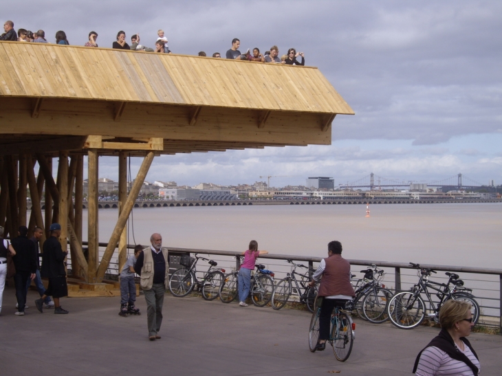 Le belvédère de la passerelle au dessus de la Garonne. - Bordeaux