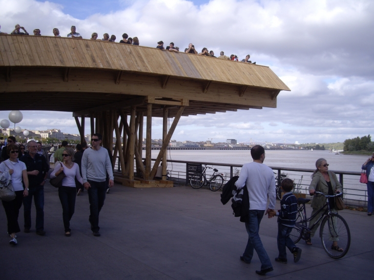 Le belvédère de la passerelle au dessus de la Garonne. - Bordeaux