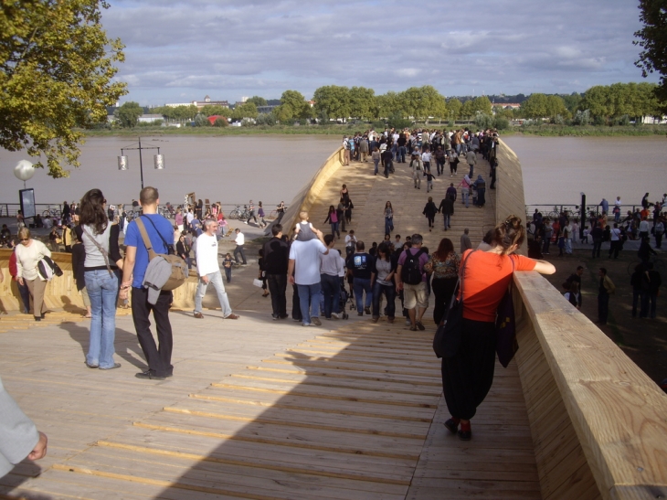 La foule sur la passerelle. - Bordeaux