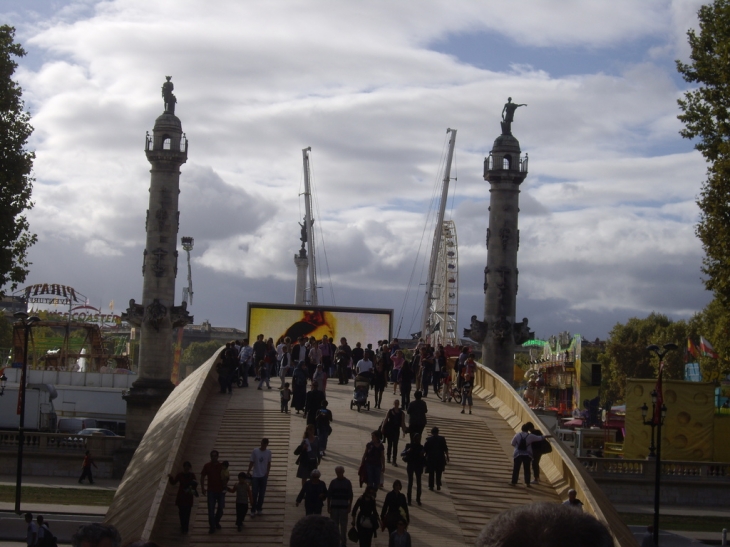 La passerelle entre les colonnes rostrales. - Bordeaux