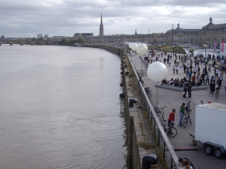 Vue des quais sur la Garonne depuis la Passerelle Kiwamata. - Bordeaux