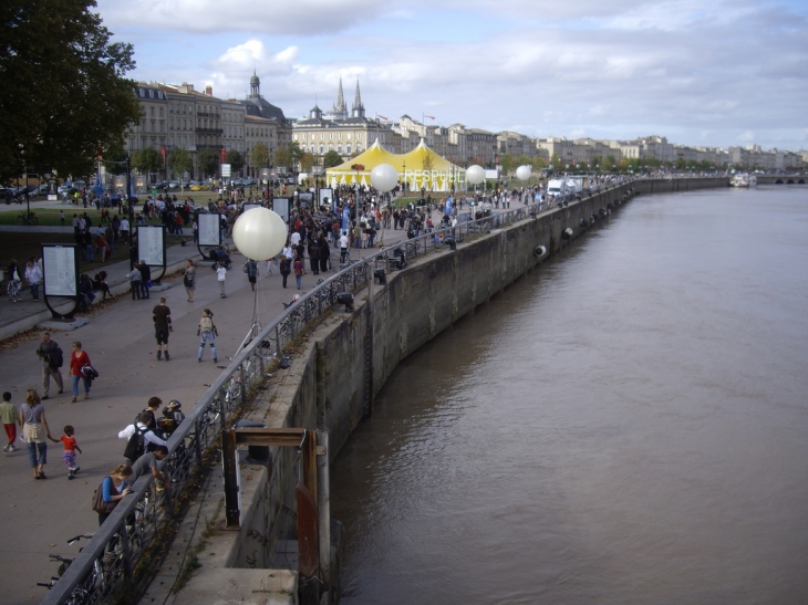 Vue des quais sur la Garonne depuis la Passerelle Kiwamata. - Bordeaux