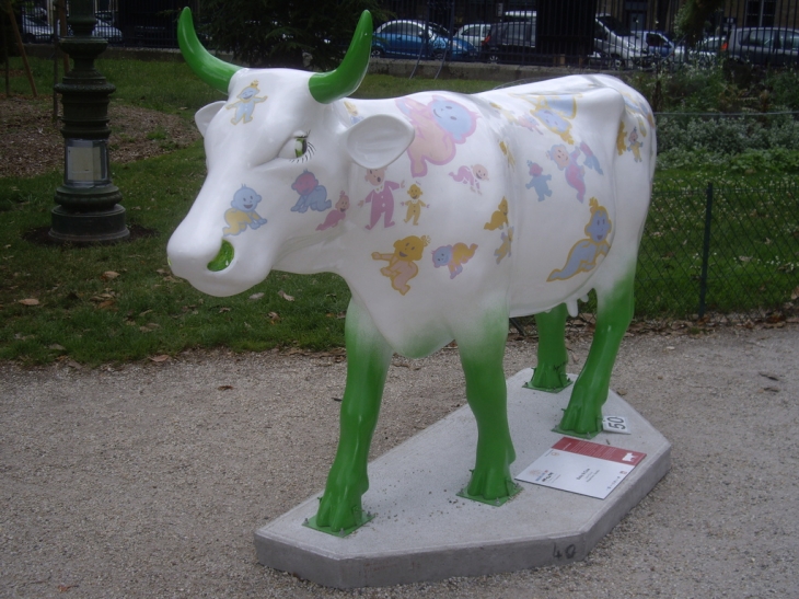 Une vache de la Cow Parade au Jardin publique. - Bordeaux