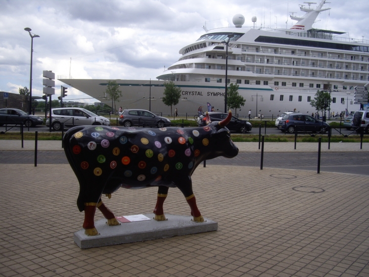 Une vache de la Cow Parade sur les quais. - Bordeaux